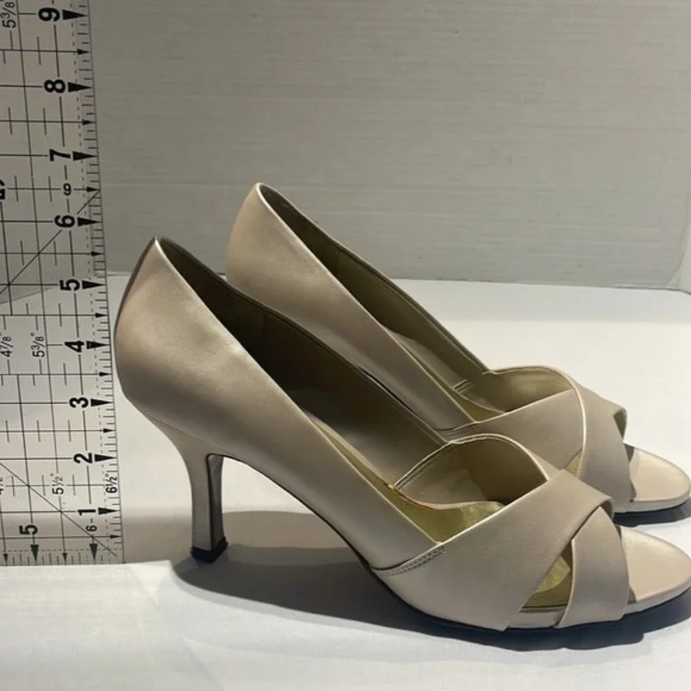 East 5th Savannah Shoes Size 9.5 Bone color